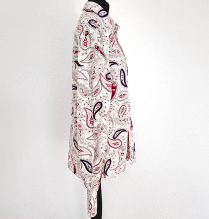 Einzigartiges und nachhaltiges Vintage Hemd in eierschale-rosa-violett mit Paisley. Unique and sustainable vintage shirt in off-white-pink-purple. Side.