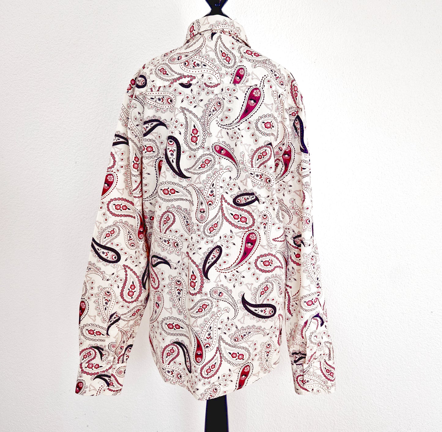 Einzigartiges und nachhaltiges Vintage Hemd in eierschale-rosa-violett mit Paisley. Unique and sustainable vintage shirt in off-white-pink-purple. Back.