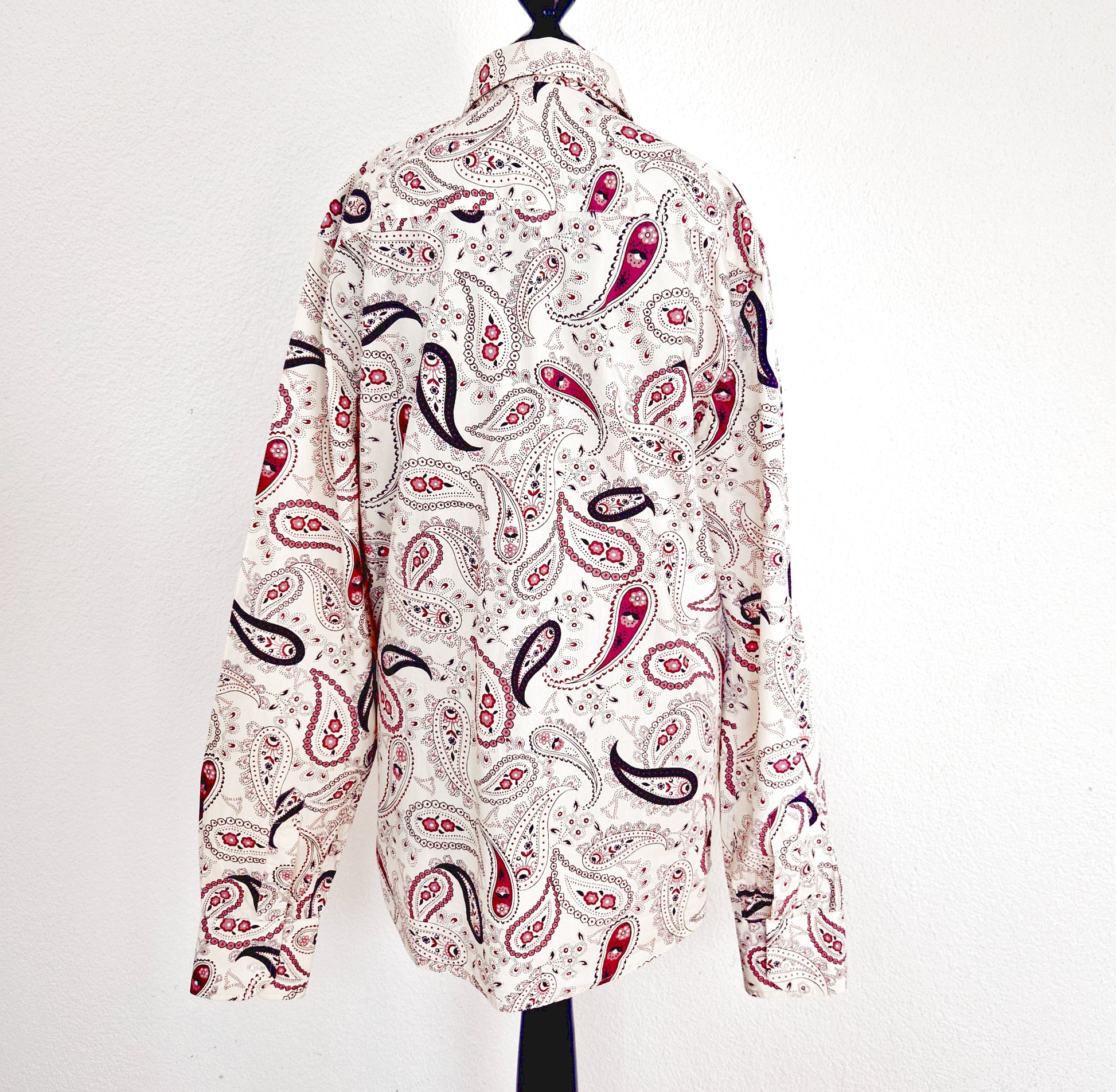 Einzigartiges und nachhaltiges Vintage Hemd in eierschale-rosa-violett mit Paisley. Unique and sustainable vintage shirt in off-white-pink-purple. Back.