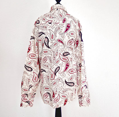 Einzigartiges und nachhaltiges Vintage Hemd in eierschale-rosa-violett mit Paisley. Unique and sustainable vintage shirt in off-white-pink-purple. Back.