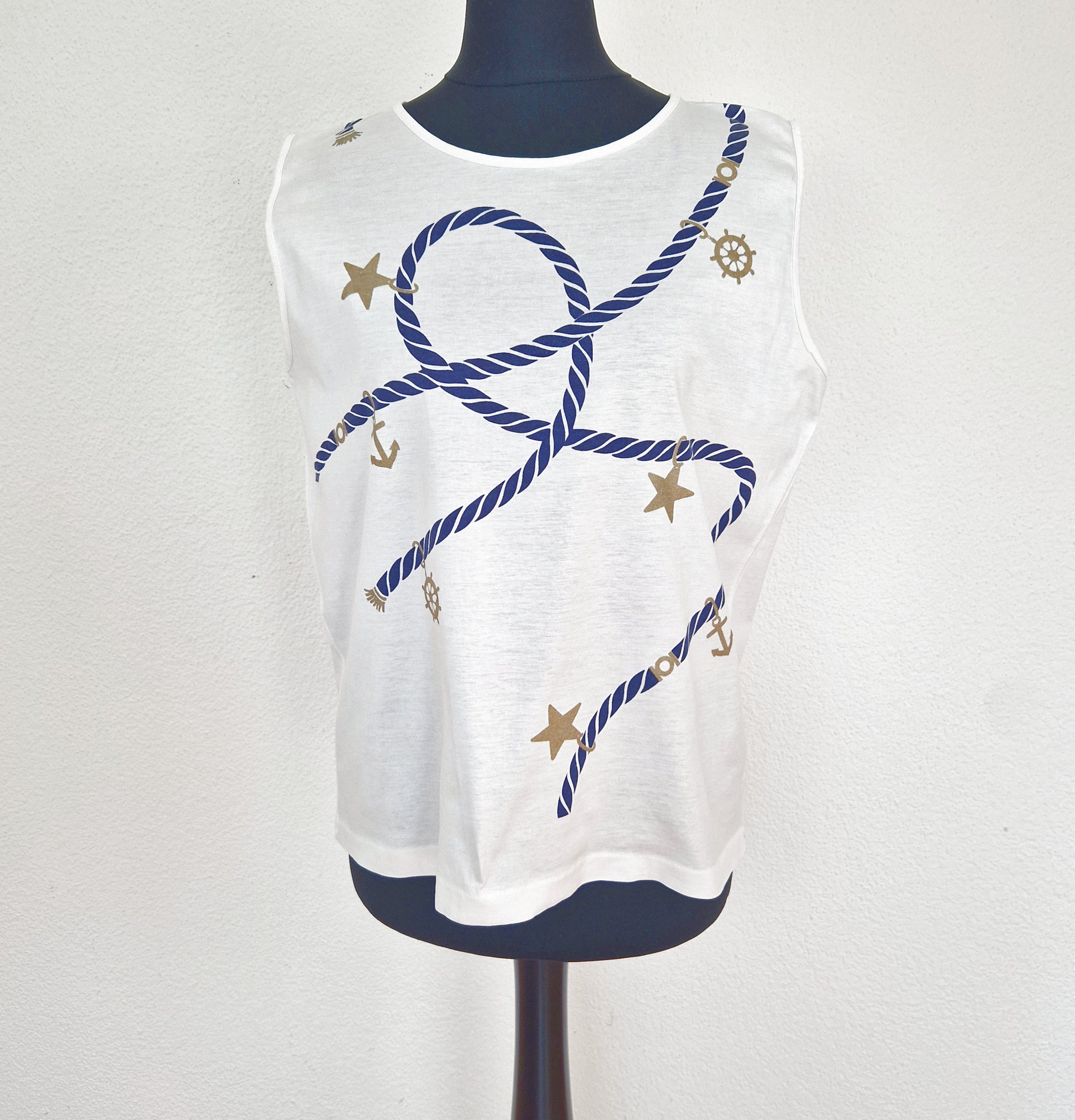 Einzigartiges und nachhaltiges Vintage Top in weiss-blau mit Sternen, Anker. Unique and sustainable vintage top in white with stars, anchor motivs. Front.