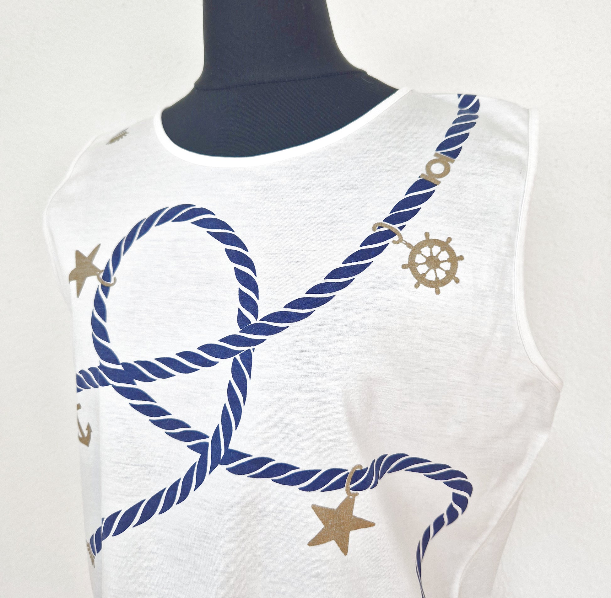 Einzigartiges und nachhaltiges Vintage Top in weiss-blau mit Sternen, Anker. Unique and sustainable vintage top in white with stars, anchor motivs. Close-up.