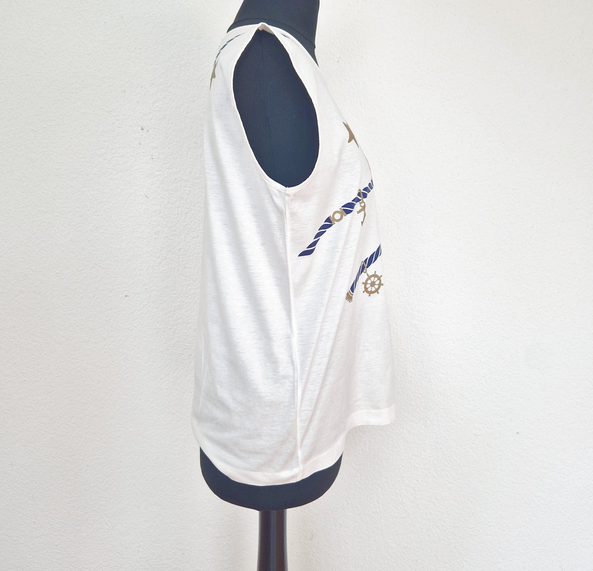 Einzigartiges und nachhaltiges Vintage Top in weiss-blau mit Sternen, Anker. Unique and sustainable vintage top in white with stars, anchor motivs. Side.