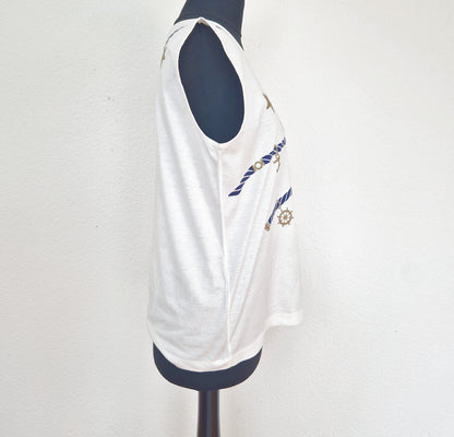 Einzigartiges und nachhaltiges Vintage Top in weiss-blau mit Sternen, Anker. Unique and sustainable vintage top in white with stars, anchor motivs. Side.