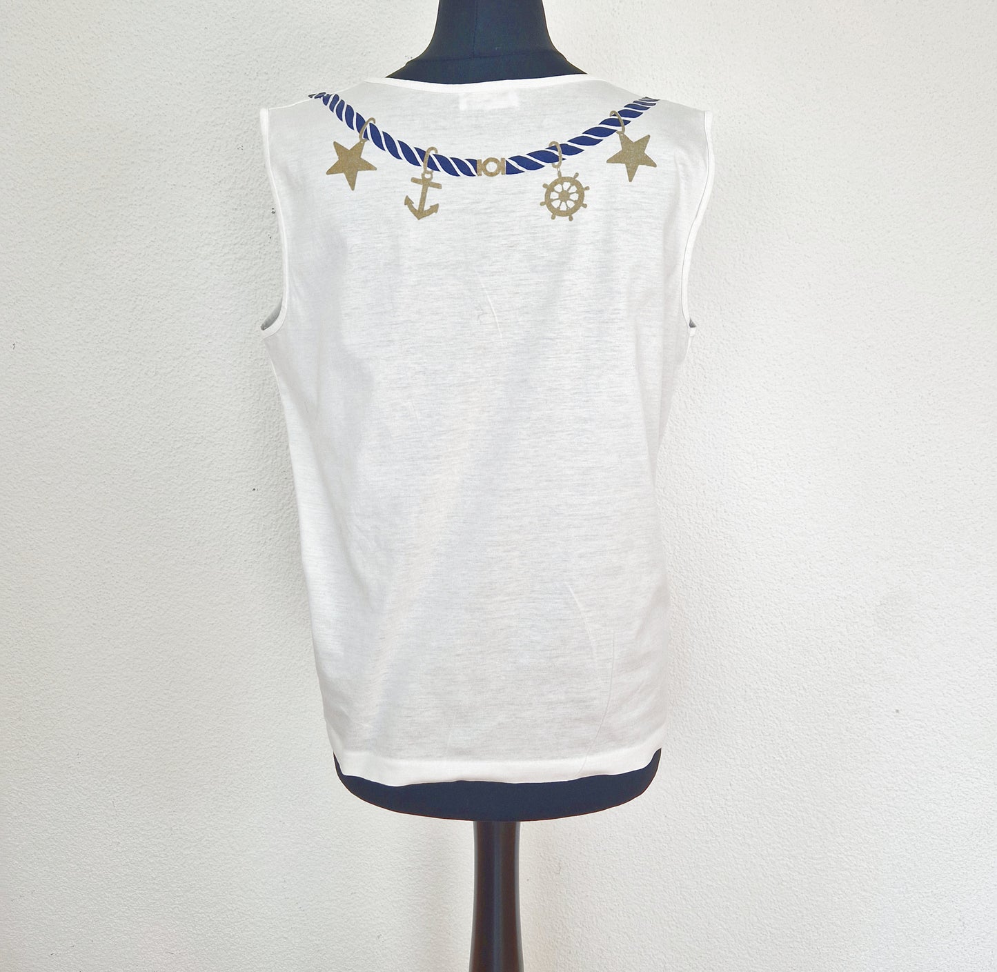 Einzigartiges und nachhaltiges Vintage Top in weiss-blau mit Sternen, Anker. Unique and sustainable vintage top in white with stars, anchor motivs. Back.