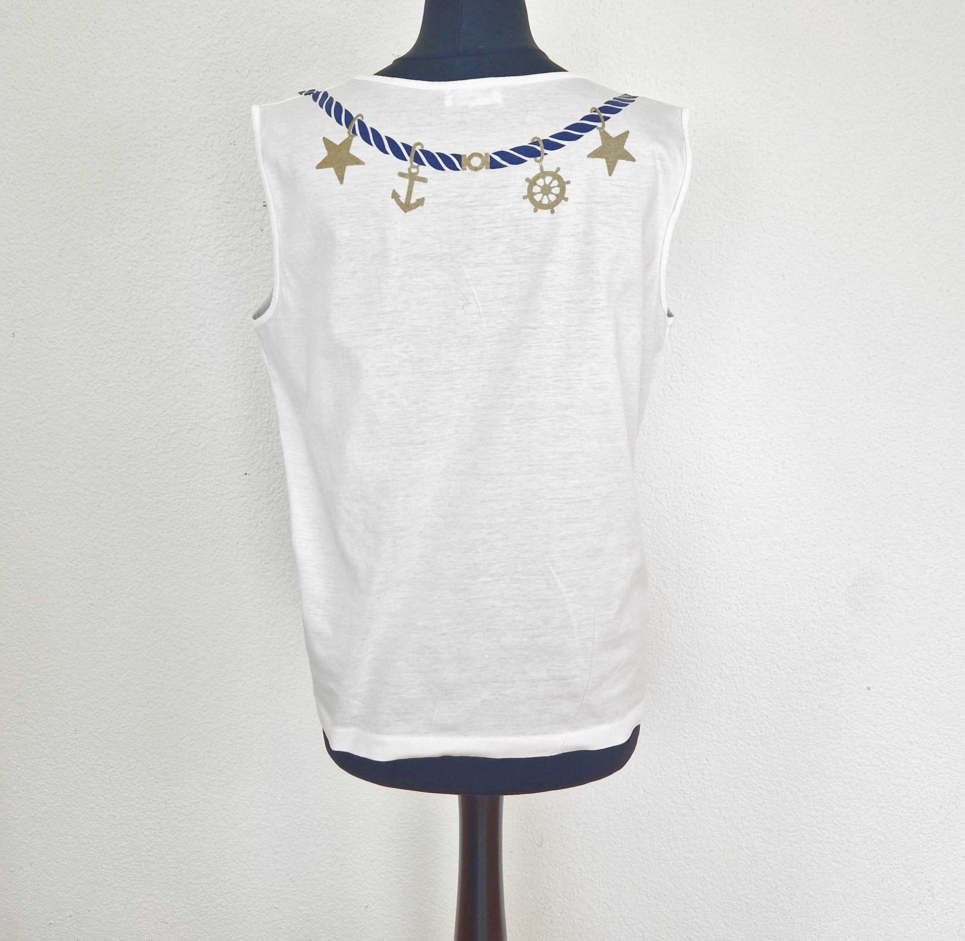 Einzigartiges und nachhaltiges Vintage Top in weiss-blau mit Sternen, Anker. Unique and sustainable vintage top in white with stars, anchor motivs. Back.