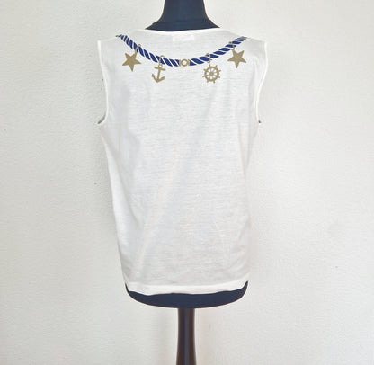 Einzigartiges und nachhaltiges Vintage Top in weiss-blau mit Sternen, Anker. Unique and sustainable vintage top in white with stars, anchor motivs. Back.