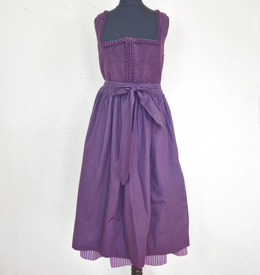 Einzigartiges und nachhaltiges Vintage Dirndl in violett-weiss. Unique and sustainable vintage dirndl in purple-white. Front.