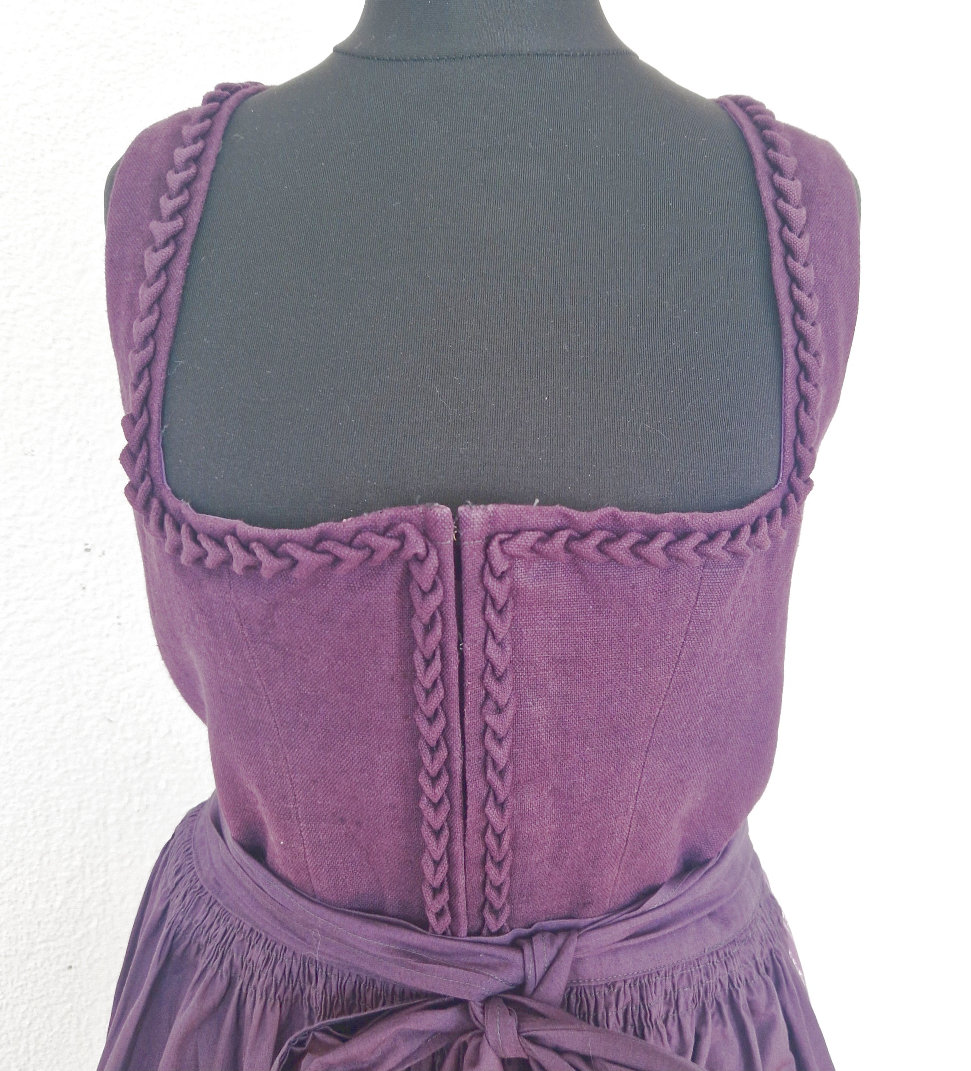 Einzigartiges und nachhaltiges Vintage Dirndl in violett-weiss. Unique and sustainable vintage dirndl in purple-white. Close-up.