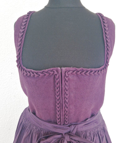 Einzigartiges und nachhaltiges Vintage Dirndl in violett-weiss. Unique and sustainable vintage dirndl in purple-white. Close-up.