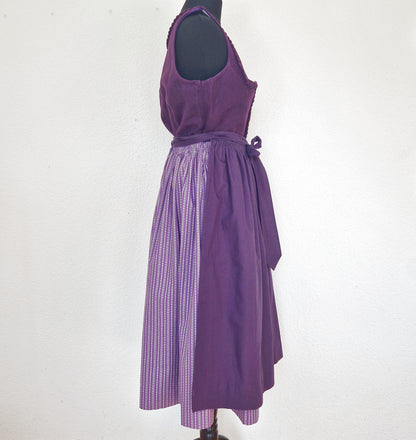 Einzigartiges und nachhaltiges Vintage Dirndl in violett-weiss. Unique and sustainable vintage dirndl in purple-white. Side.
