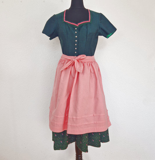 Einzigartiges und nachhaltiges Vintage Dirndl in grün-pink-violett. Unique and sustainable vintage dirndl in green-pink-purple. Front 1.