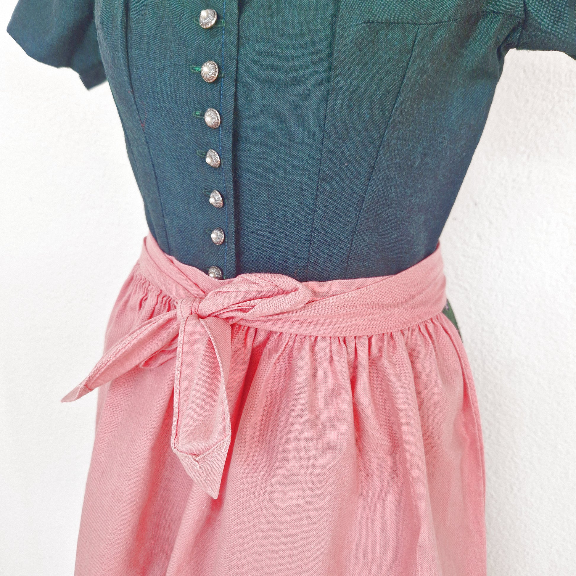 Einzigartiges und nachhaltiges Vintage Dirndl in grün-pink-violett. Unique and sustainable vintage dirndl in green-pink-purple. Close-up 2.