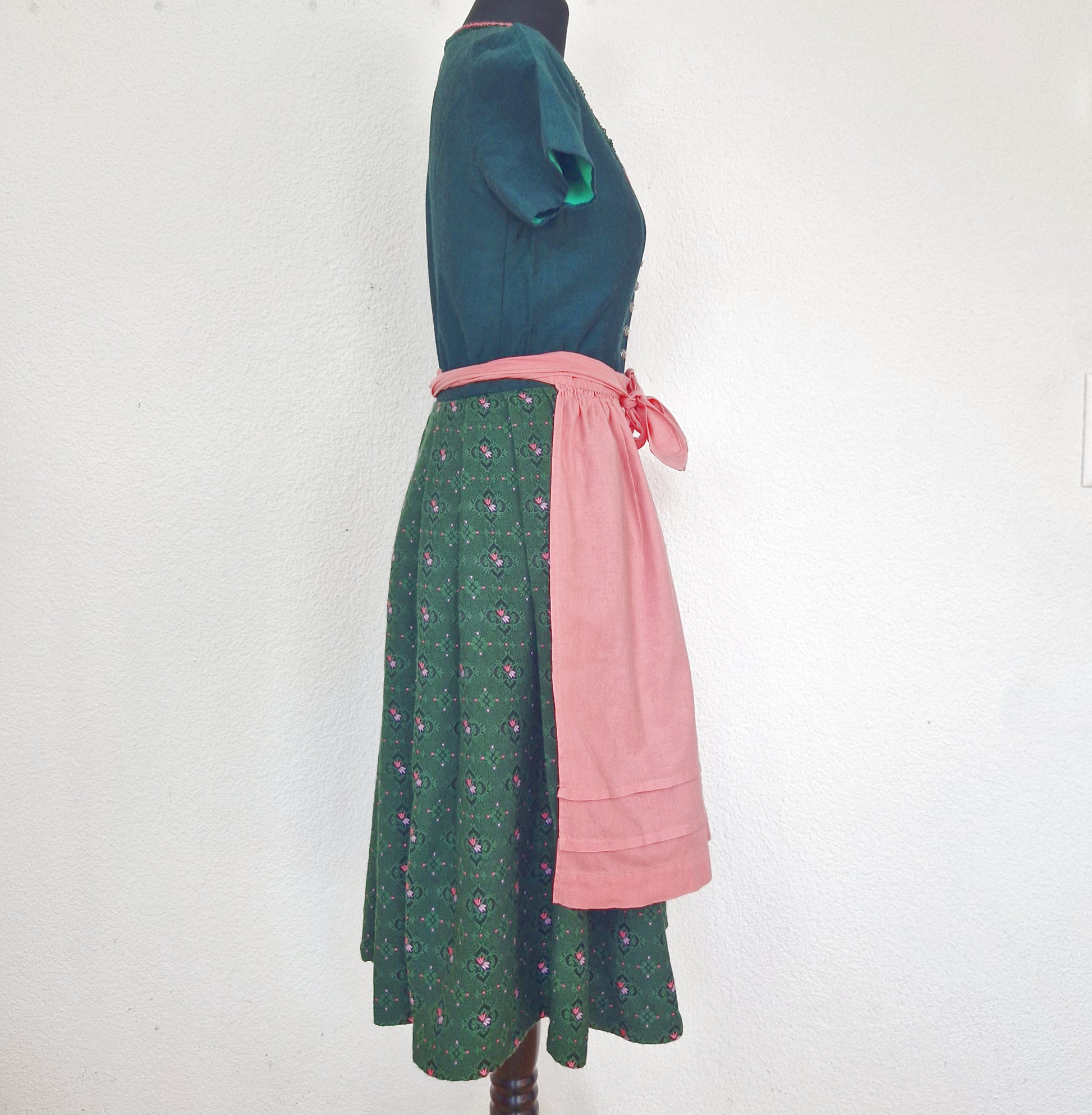 Einzigartiges und nachhaltiges Vintage Dirndl in grün-pink-violett. Unique and sustainable vintage dirndl in green-pink-purple. Side.