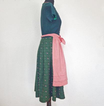 Einzigartiges und nachhaltiges Vintage Dirndl in grün-pink-violett. Unique and sustainable vintage dirndl in green-pink-purple. Side.