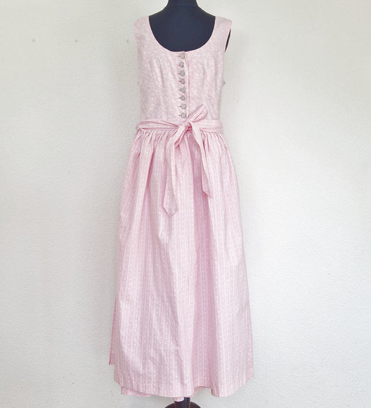 Einzigartiges und nachhaltiges Vintage Dirndl in rosa-weiss. Unique and sustainable vintage dirndl in pink-white. Front.