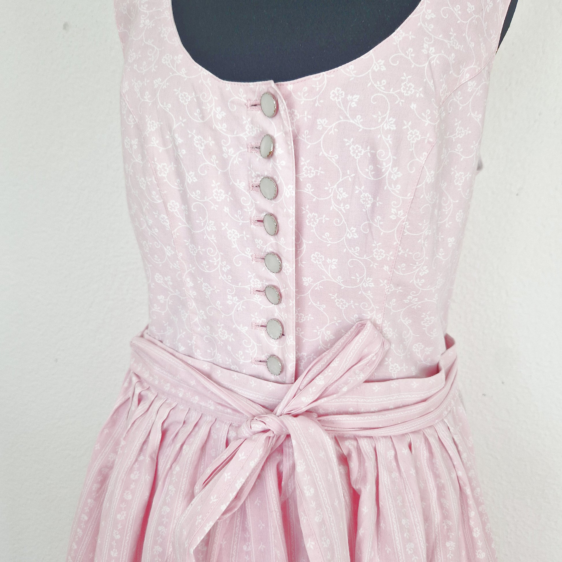 Einzigartiges und nachhaltiges Vintage Dirndl in rosa-weiss. Unique and sustainable vintage dirndl in pink-white. Close-up.