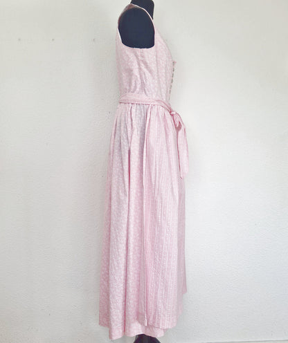 Einzigartiges und nachhaltiges Vintage Dirndl in rosa-weiss. Unique and sustainable vintage dirndl in pink-white. Side.