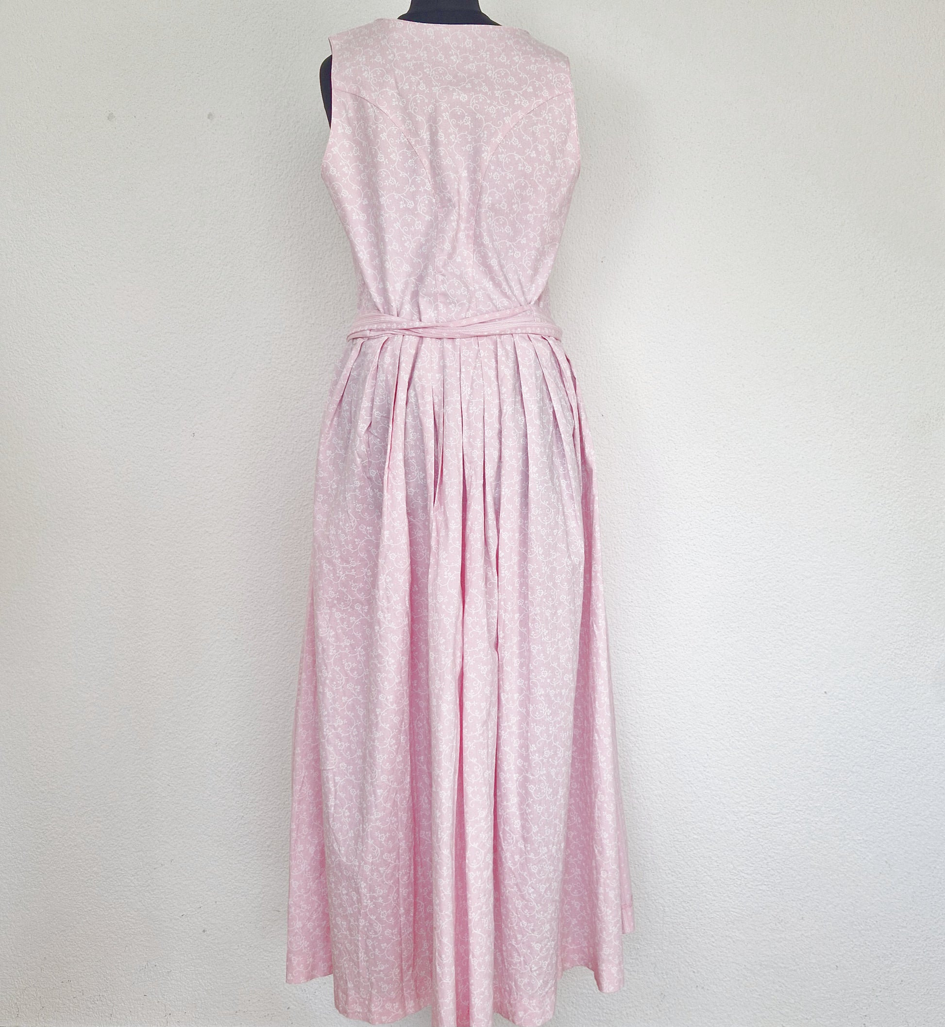 Einzigartiges und nachhaltiges Vintage Dirndl in rosa-weiss. Unique and sustainable vintage dirndl in pink-white. Back.