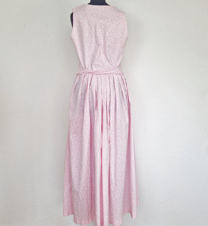 Einzigartiges und nachhaltiges Vintage Dirndl in rosa-weiss. Unique and sustainable vintage dirndl in pink-white. Back.