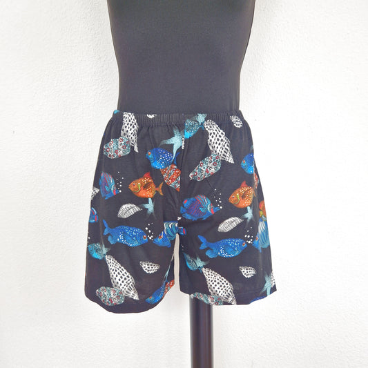 Einzigartige und nachhaltige Vintage Shorts in schwarz-blau-weiss mit Fischen. Unique and sustainable vintage shorts in black-blue-white with fish. Front.