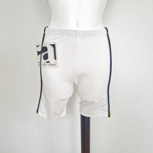 Einzigartige und nachhaltige Vintage Radlershorts in weiss-schwarz-rot. Front.