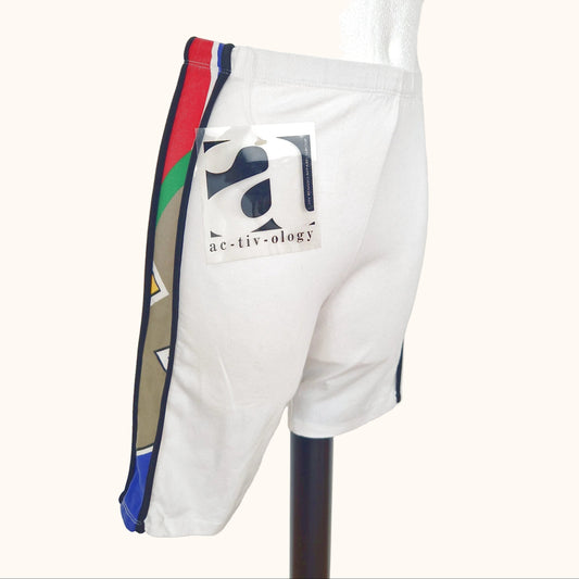 Einzigartige und nachhaltige Vintage Radlershorts in weiss-schwarz-rot. Side.