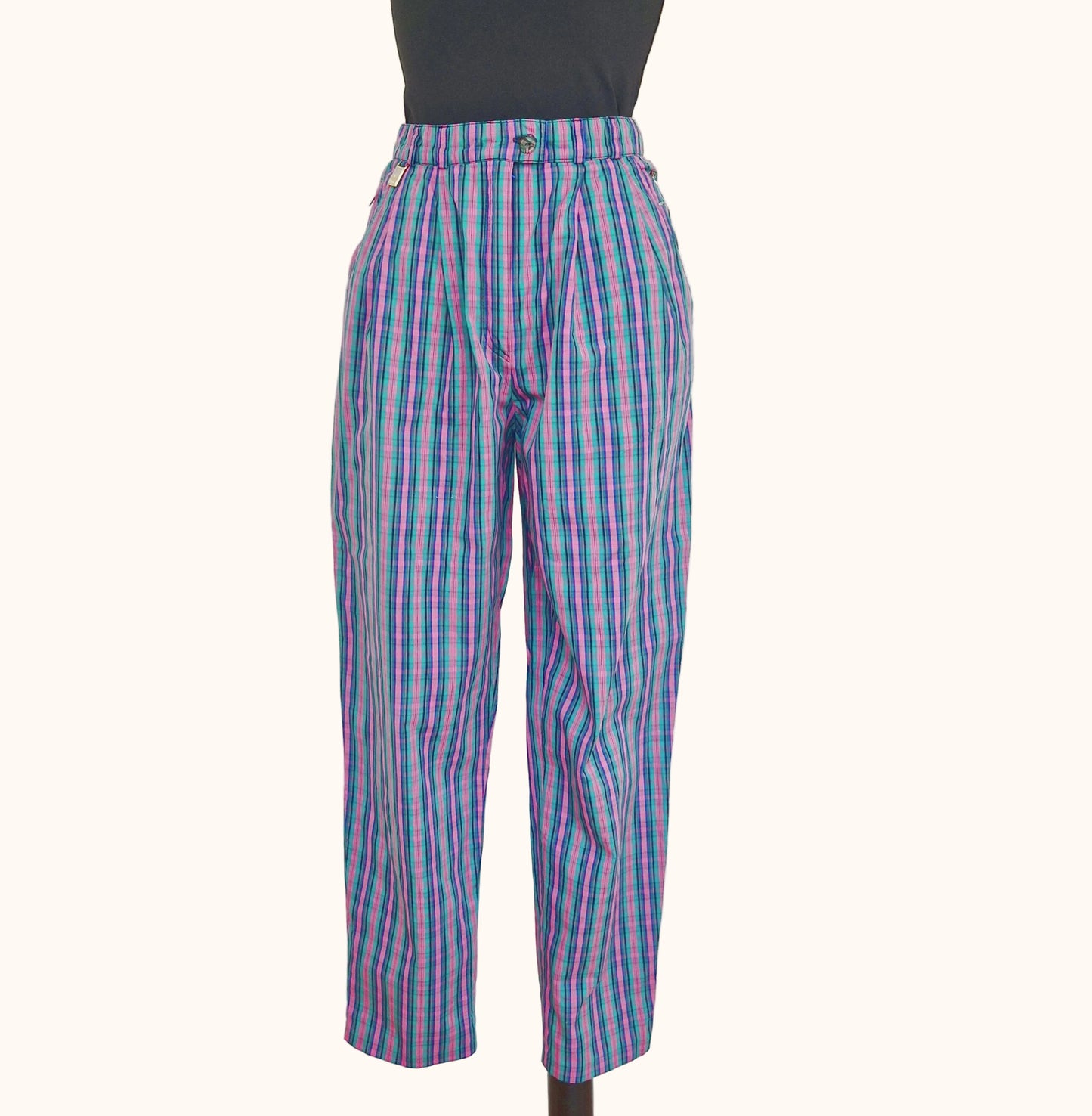 Einzigartige und nachhaltige karierte Vintage Hose in pink-grün-blau. Front.