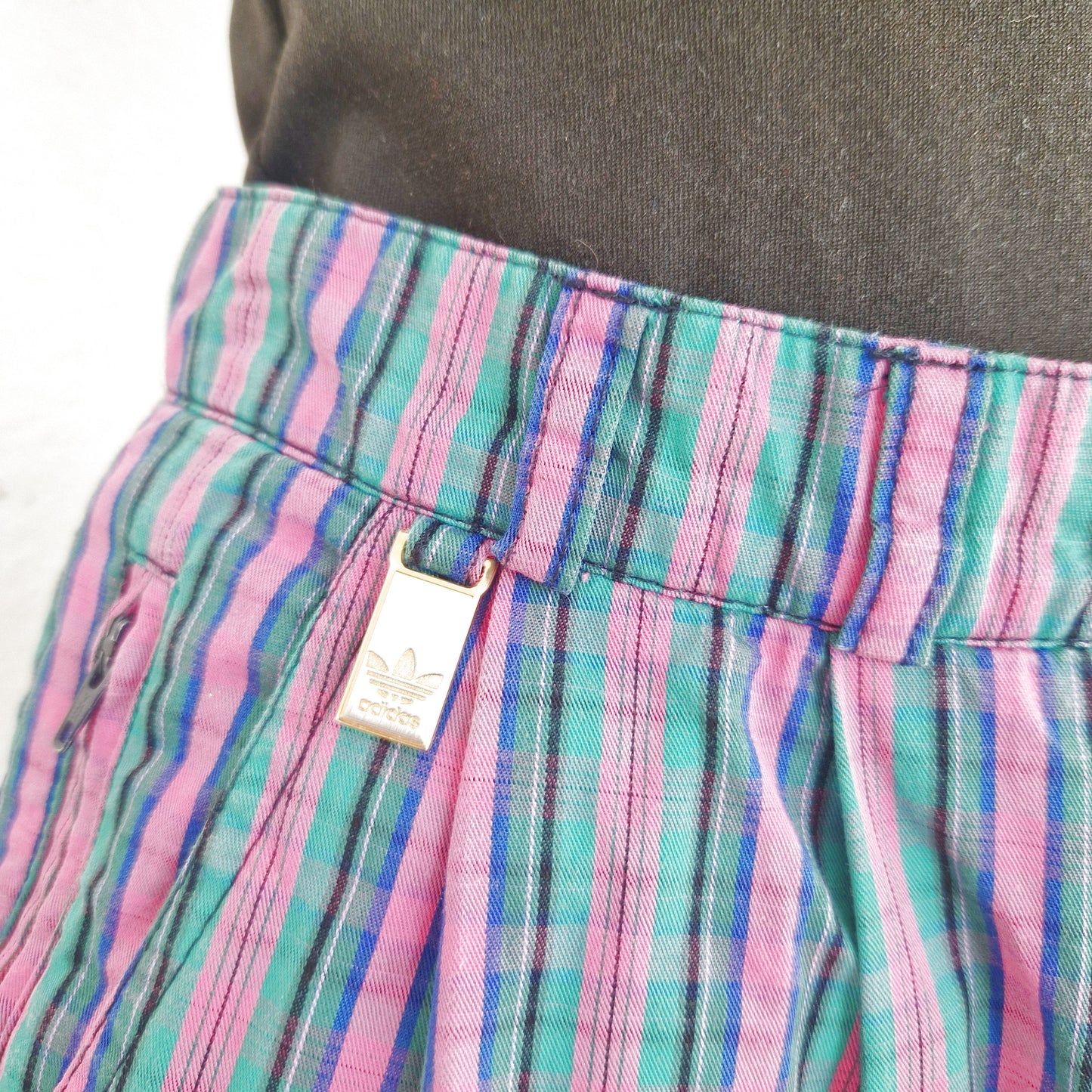 Einzigartige und nachhaltige karierte Vintage Hose in pink-grün-blau. Front. Close-up 2.