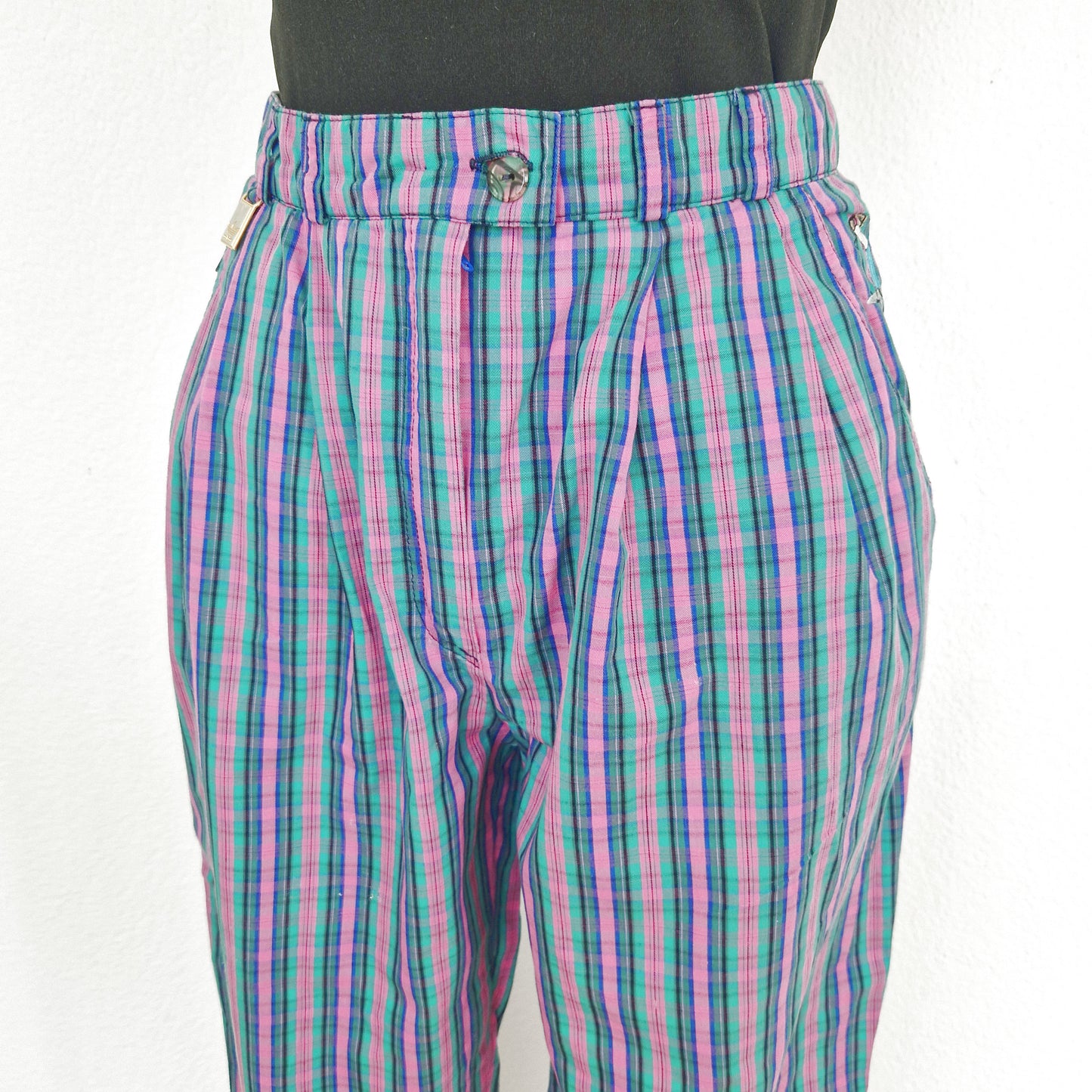 Einzigartige und nachhaltige karierte Vintage Hose in pink-grün-blau. Front. Close-up 3.