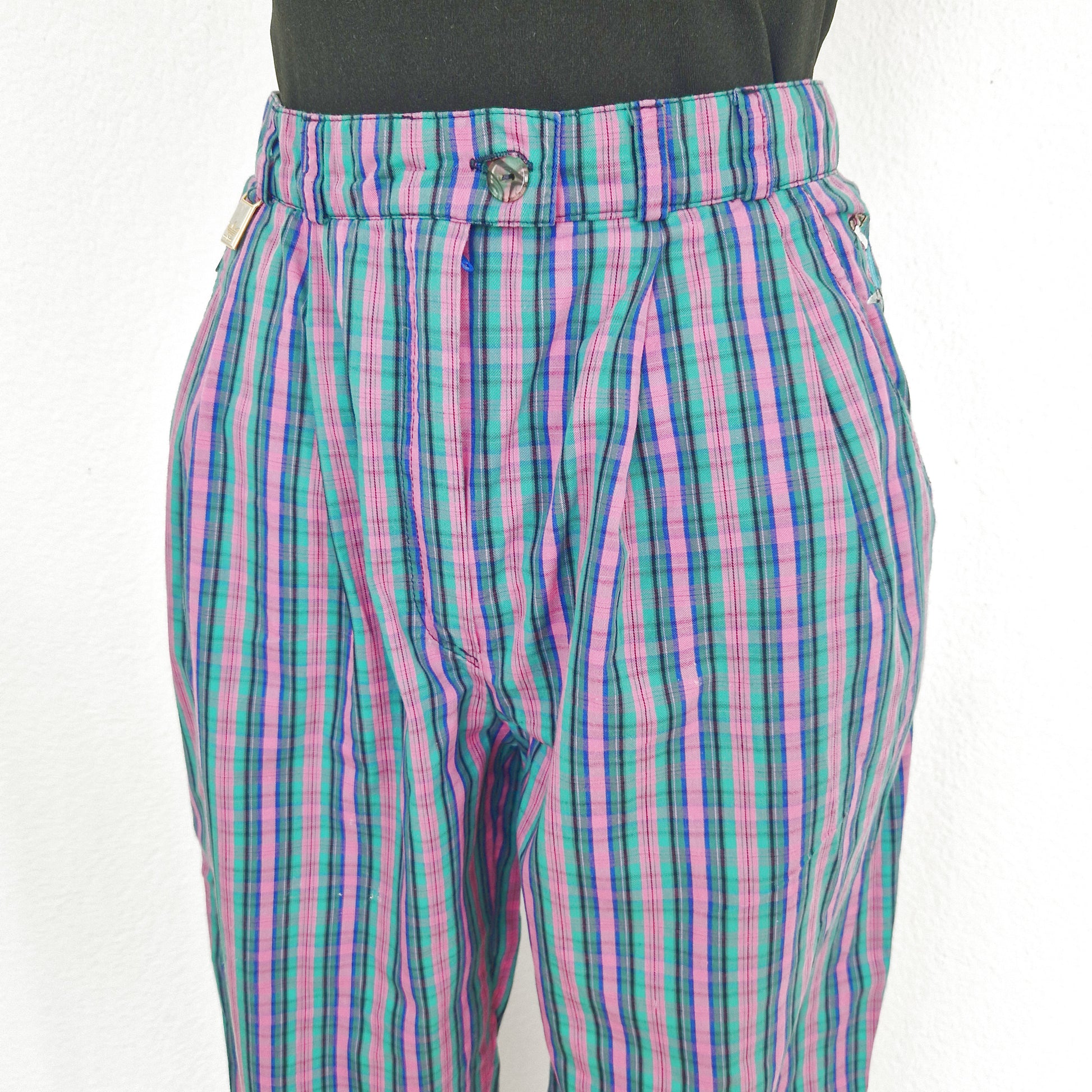 Einzigartige und nachhaltige karierte Vintage Hose in pink-grün-blau. Front. Close-up 3.