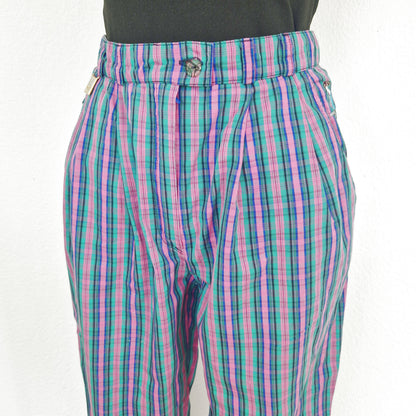 Einzigartige und nachhaltige karierte Vintage Hose in pink-grün-blau. Front. Close-up 3.