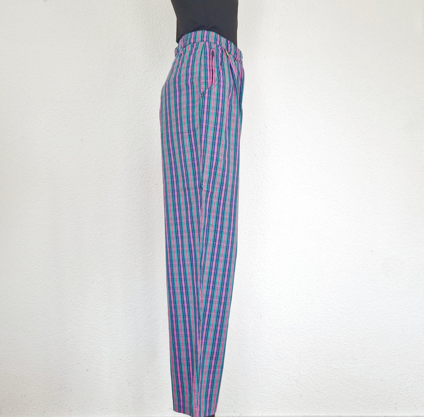 Einzigartige und nachhaltige karierte Vintage Hose in pink-grün-blau. Front. Side.