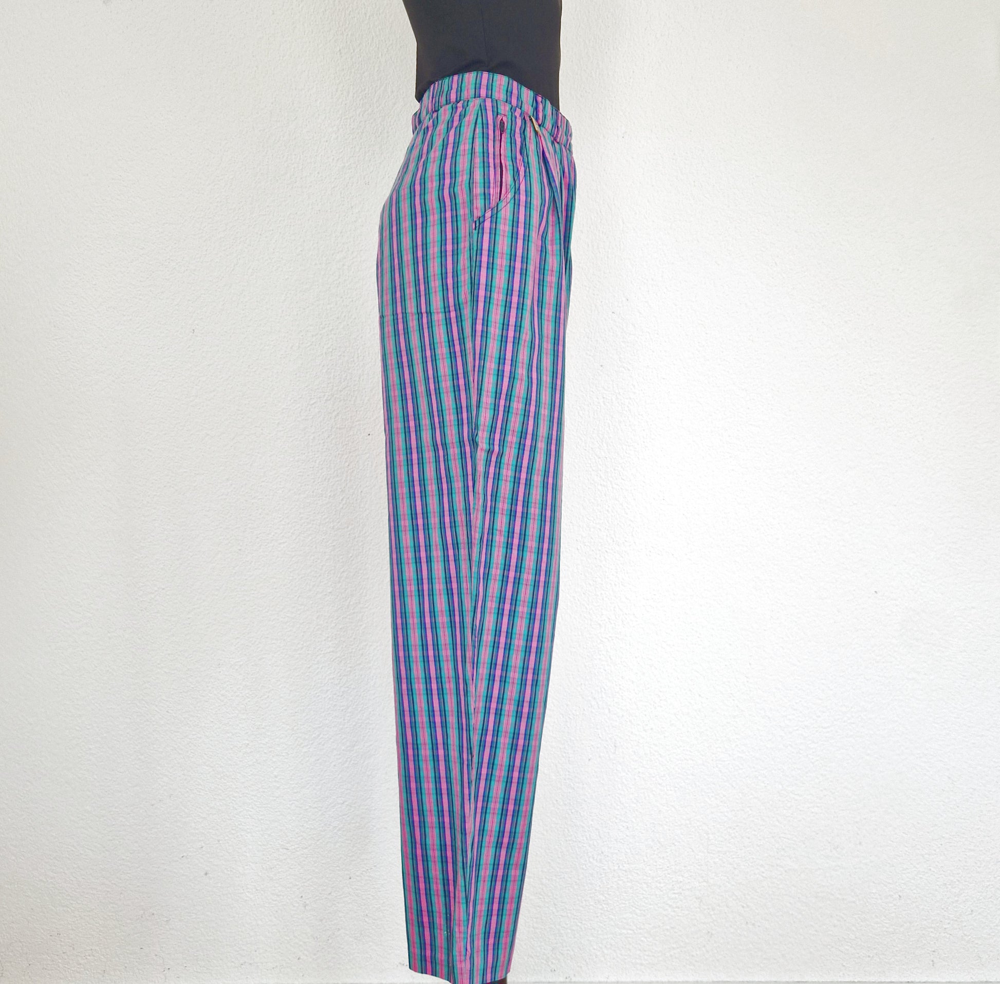 Einzigartige und nachhaltige karierte Vintage Hose in pink-grün-blau. Front. Side.