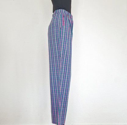 Einzigartige und nachhaltige karierte Vintage Hose in pink-grün-blau. Front. Side.