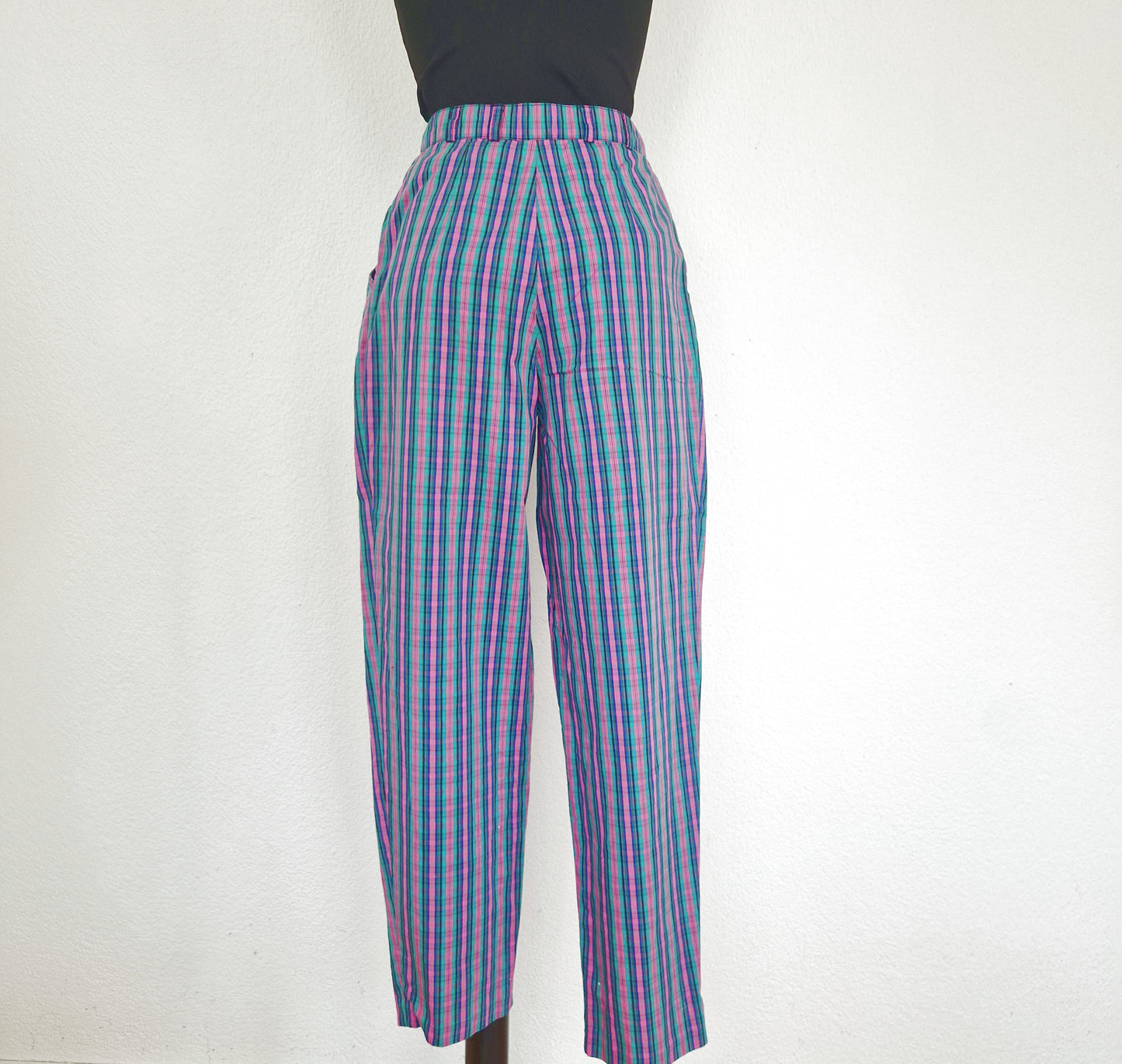Einzigartige und nachhaltige karierte Vintage Hose in pink-grün-blau. Front. Back.