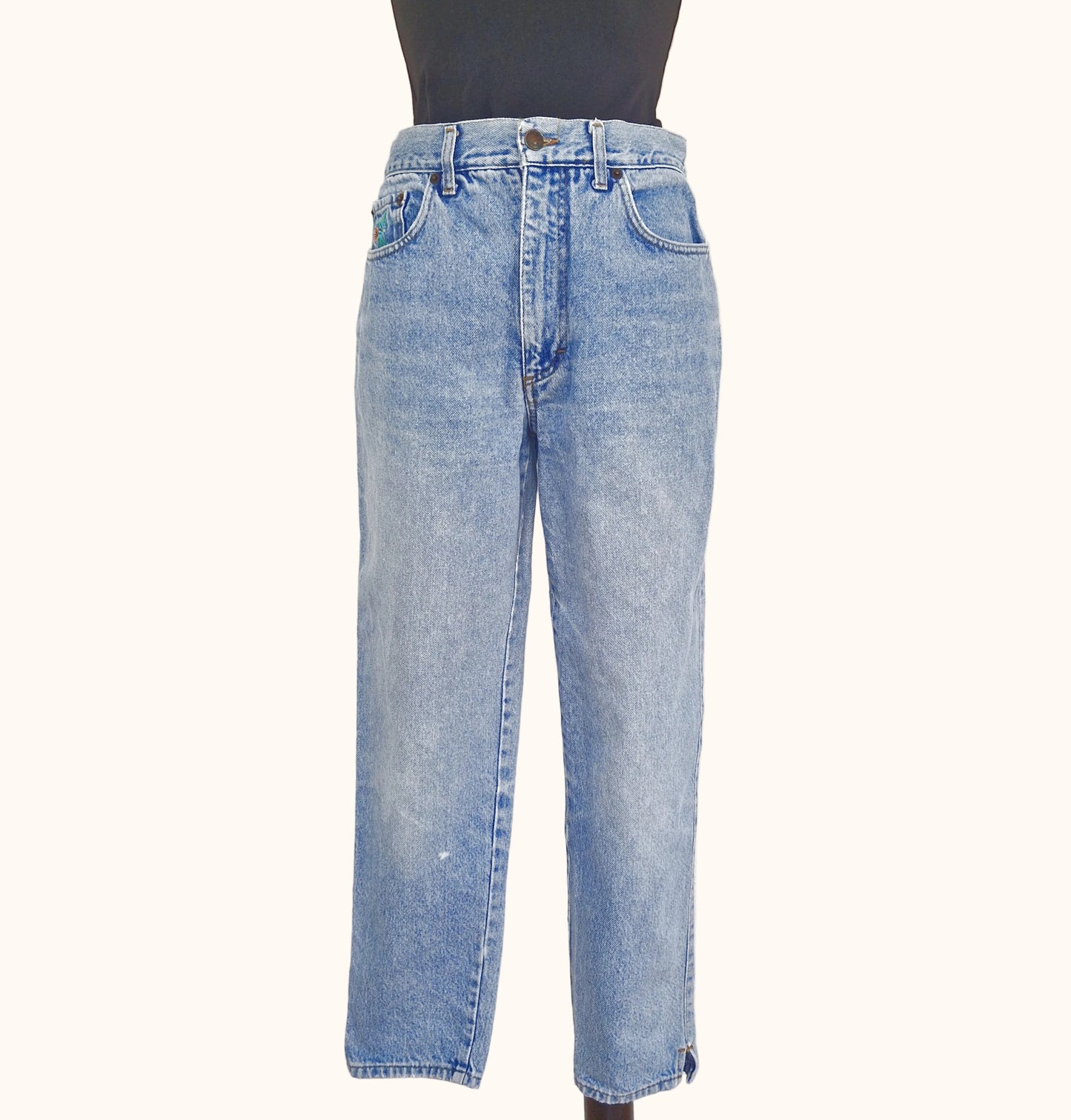 Einzigartige und nachhaltige Vintage Jeans, mittelblau, mit Blumenstickereien. Model.