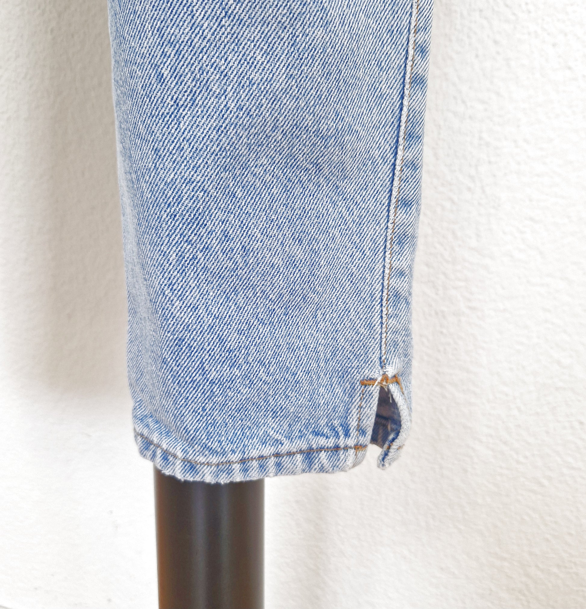 Einzigartige und nachhaltige Vintage Jeans, mittelblau, mit Blumenstickereien. Close-up 2.