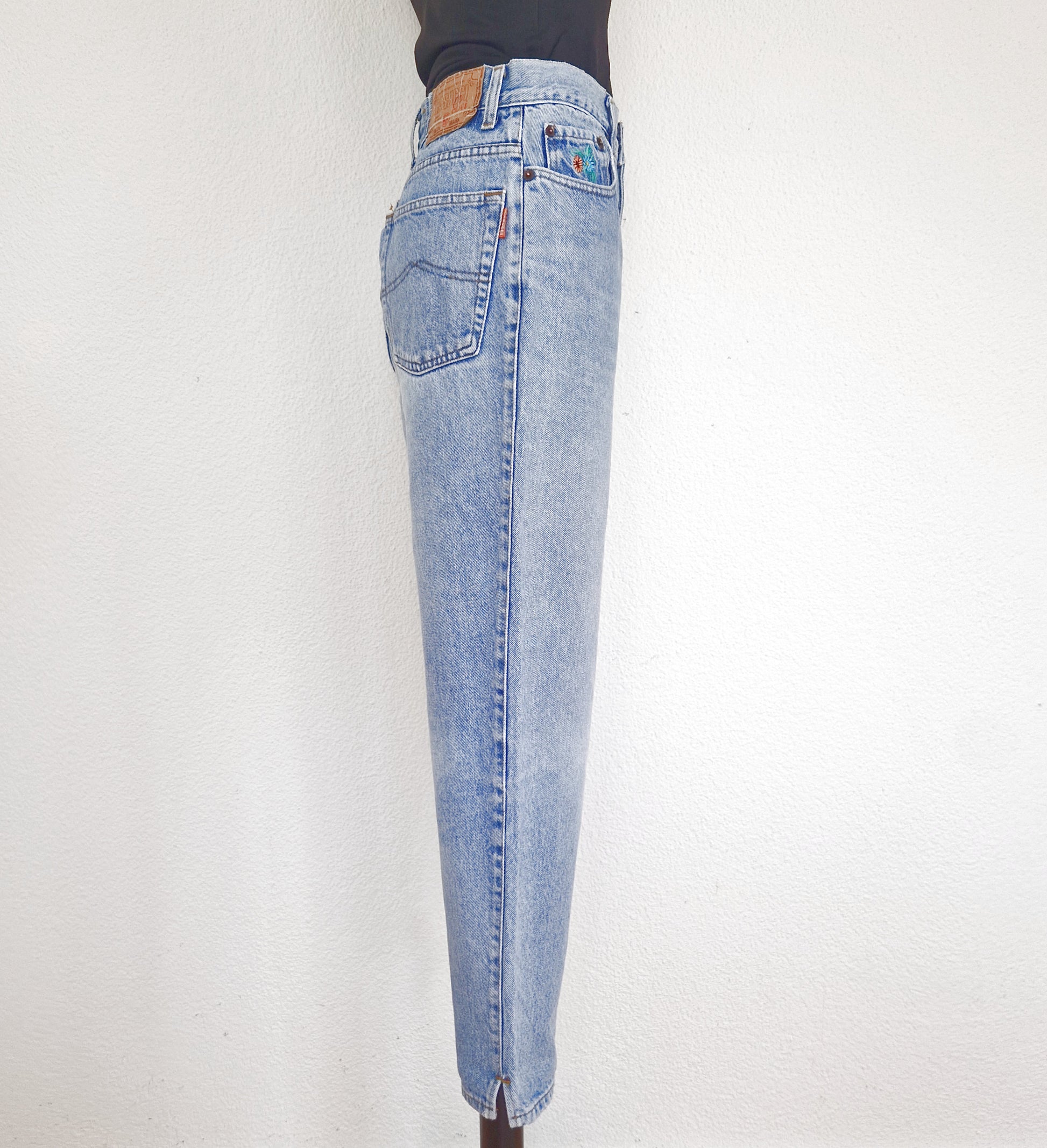 Einzigartige und nachhaltige Vintage Jeans, mittelblau, mit Blumenstickereien. Side.