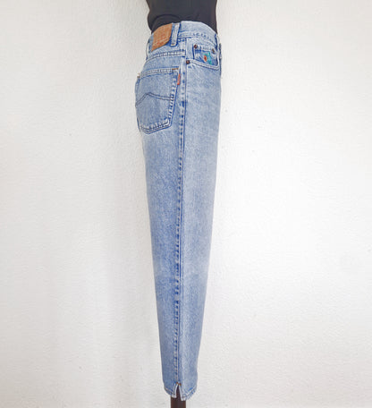 Einzigartige und nachhaltige Vintage Jeans, mittelblau, mit Blumenstickereien. Side.