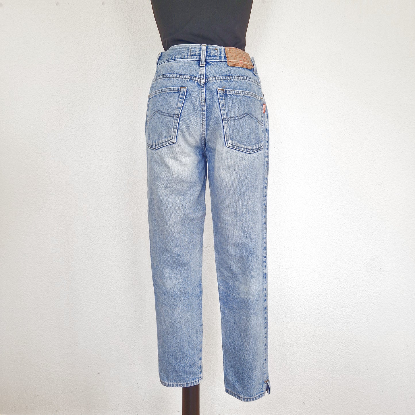 Einzigartige und nachhaltige Vintage Jeans, mittelblau, mit Blumenstickereien. Back.