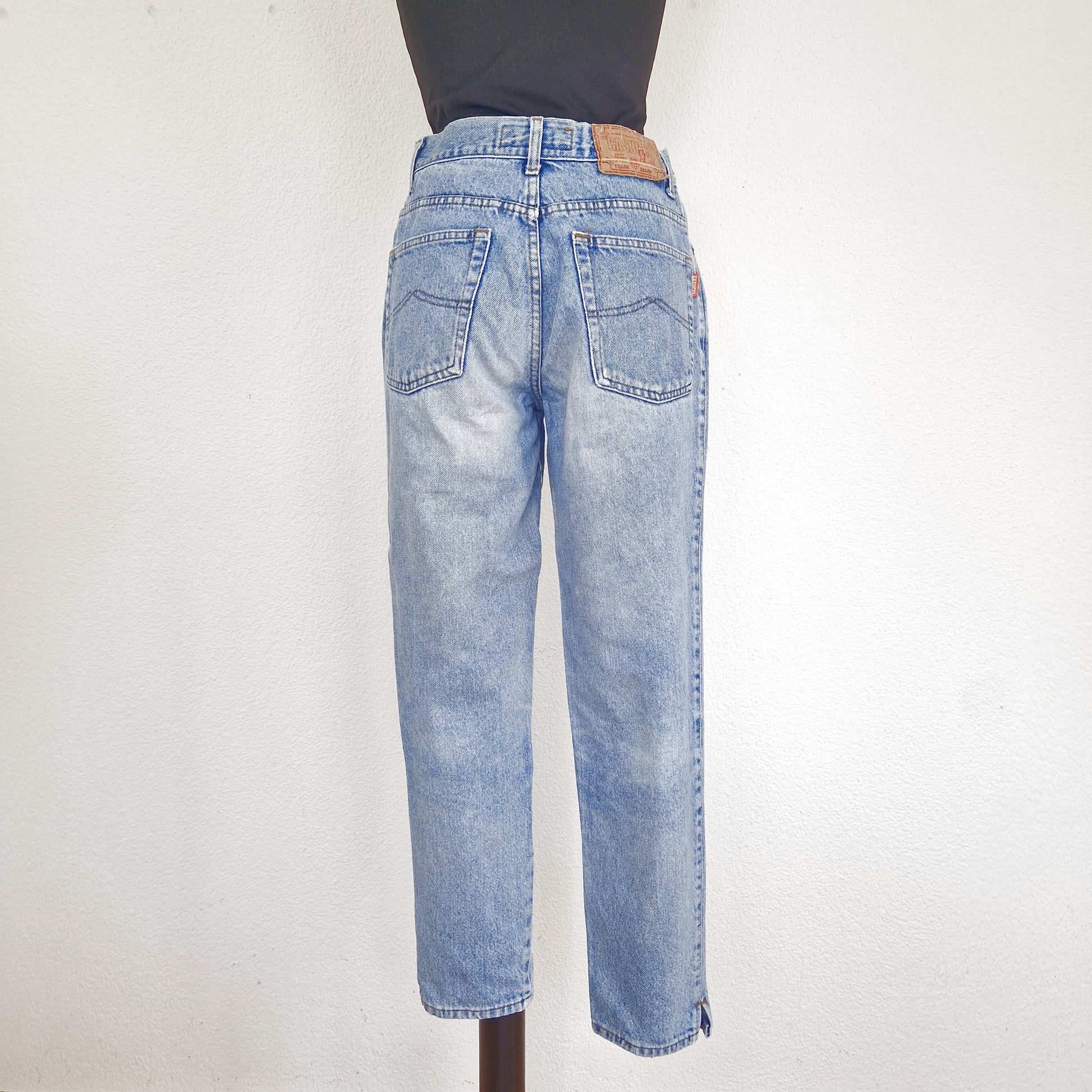 Einzigartige und nachhaltige Vintage Jeans, mittelblau, mit Blumenstickereien. Back.