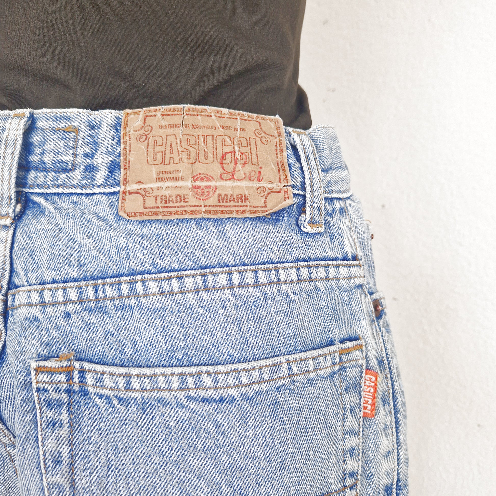 Einzigartige und nachhaltige Vintage Jeans, mittelblau, mit Blumenstickereien. Tag.