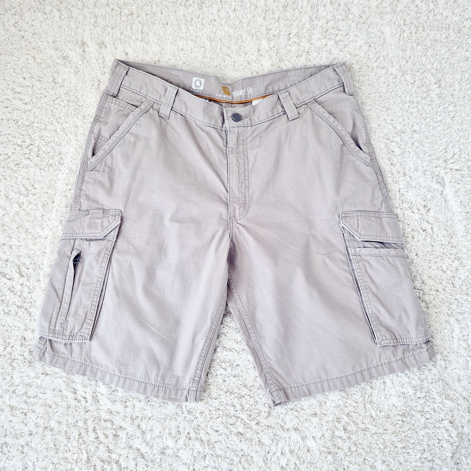 Einzigartige und nachhaltige Vintage Shorts in beige von Carhartt. Unique and sustainable vintage shorts in beige from Carhartt. Front.