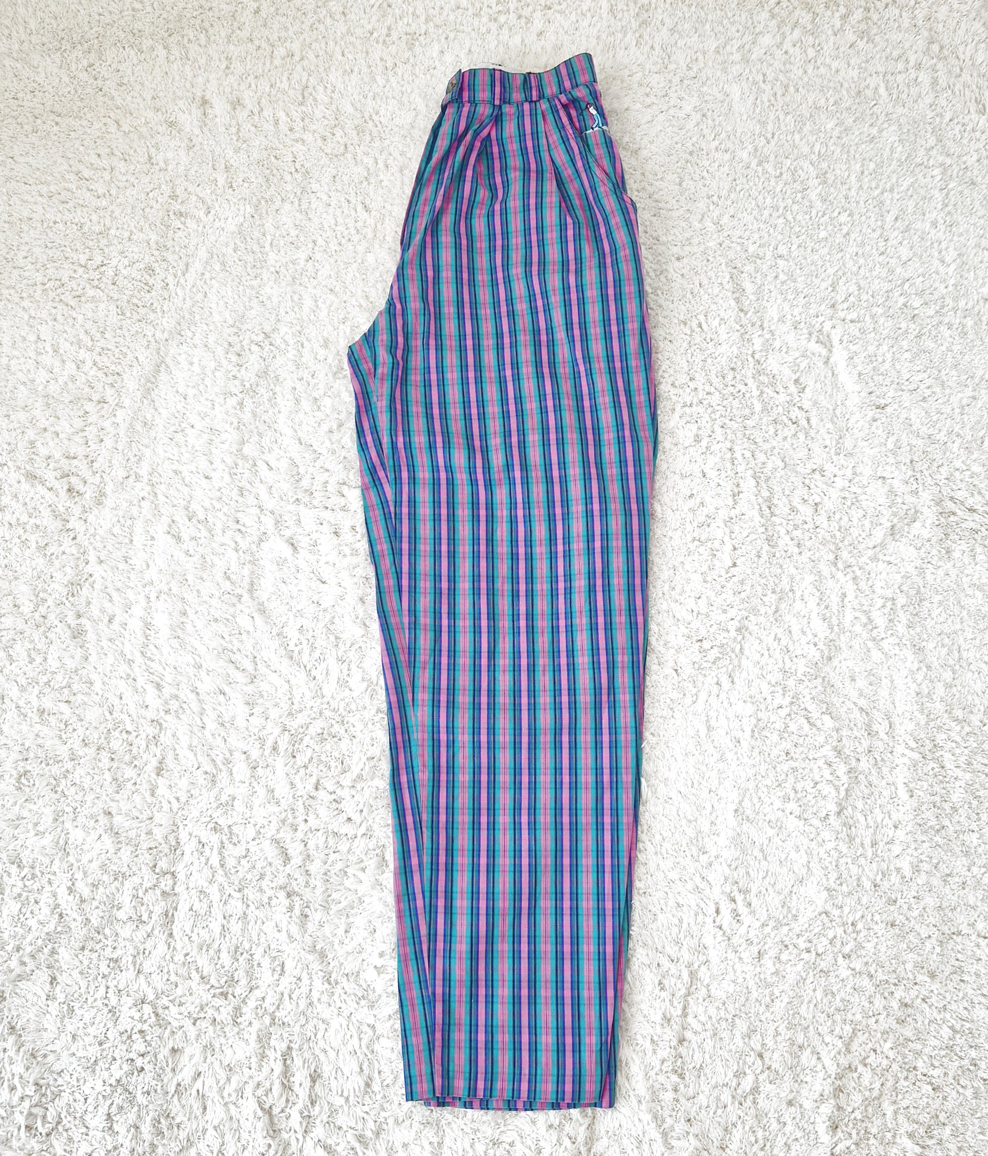 Einzigartige und nachhaltige karierte Vintage Hose in pink-grün-blau. Front. Side 2.