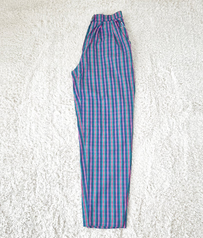 Einzigartige und nachhaltige karierte Vintage Hose in pink-grün-blau. Front. Side 2.