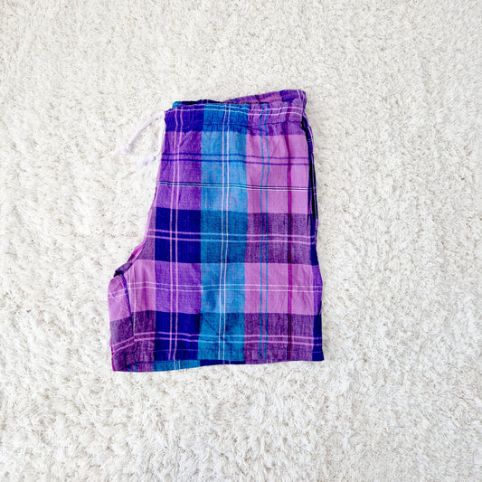 Einzigartige und nachhaltige Vintage Badeshorts in violett-blau-grün von Sergio Tacchini. Unique and sustainable vintage swimtrunks in purple-blue-green from Sergio Tacchini. Side.