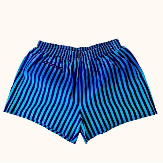 Einzigartige und nachhaltige Vintage Badeshorts in dunkelblau-türkis-mint.  Front.