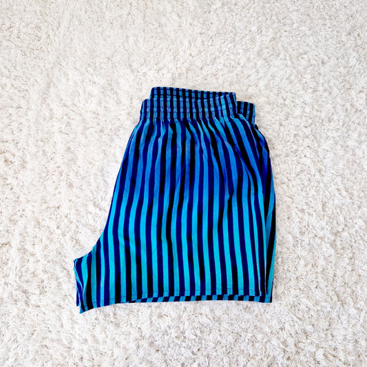 Einzigartige und nachhaltige Vintage Badeshorts in dunkelblau-türkis-mint.   Side.