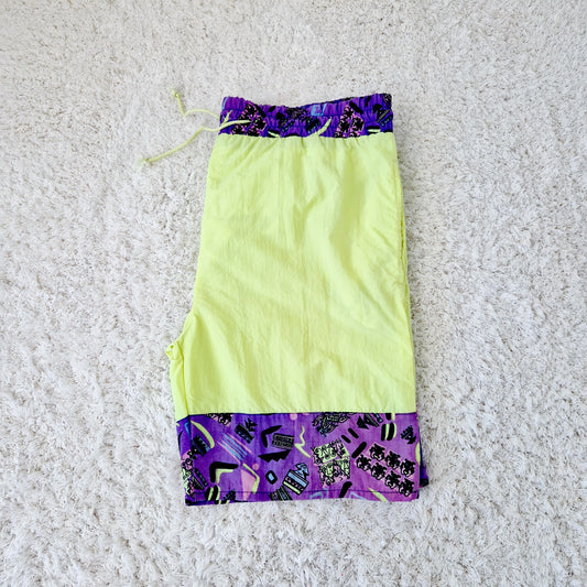 Einzigartige und nachhaltige Vintage Badeshorts in neongelb-violett-schwarz. Unique and sustainable vintage swim trunks in neon yellow-purple-black. Side.